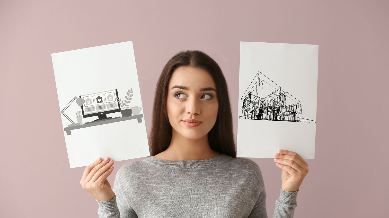 Une femme tenant deux dessins d'une maison en construction et d'un site d'annonces immobilières, illustrant les options possibles pour construire ou acheter une maison en Loire-Atlantique.
